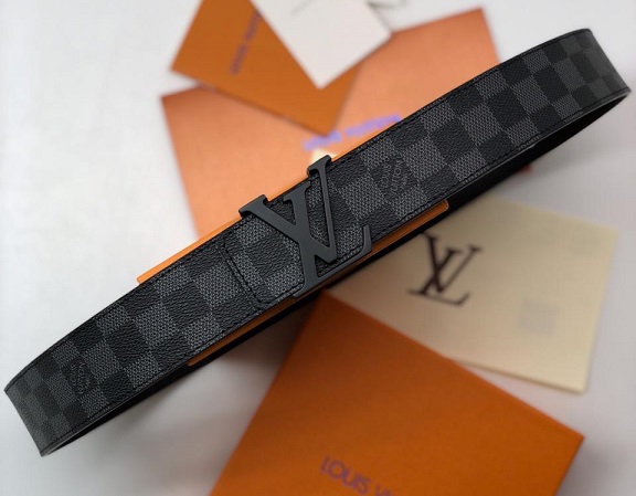 Ремень из канвы Louis Vuitton с черной пряжкой