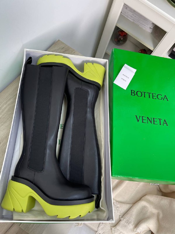 Женские сапоги Bottega Veneta черные с желтым