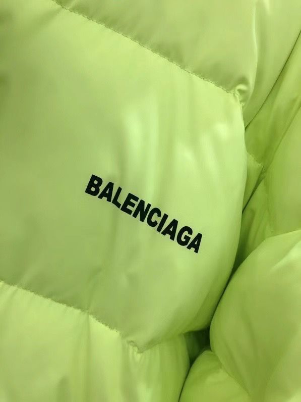 Женский пуховик Balenciaga салатовый