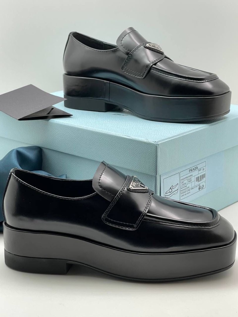 Кожаные женские ботинки Prada черные