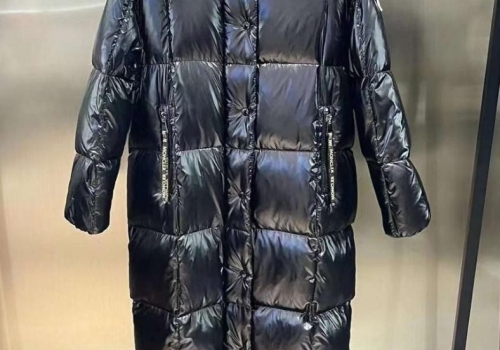 Женский черный пуховик Moncler