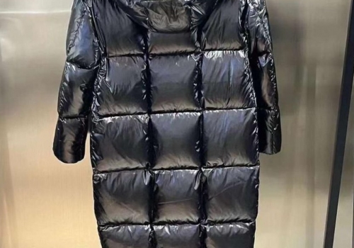 Женский черный пуховик Moncler