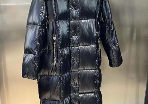 Женский черный пуховик Moncler