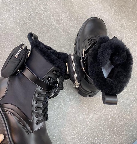 Кожаные женские ботинки Prada черные с мехом