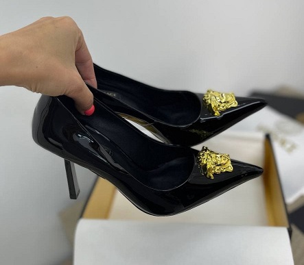Женские кожаные туфли Versace черные