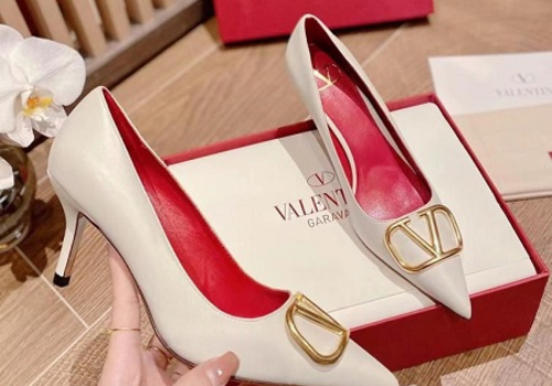Кожаные женские туфли Valentino Garavani белые