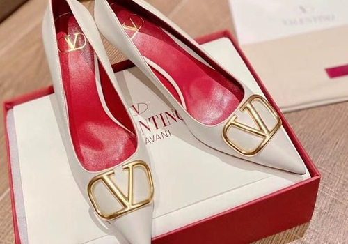 Кожаные женские туфли Valentino Garavani белые