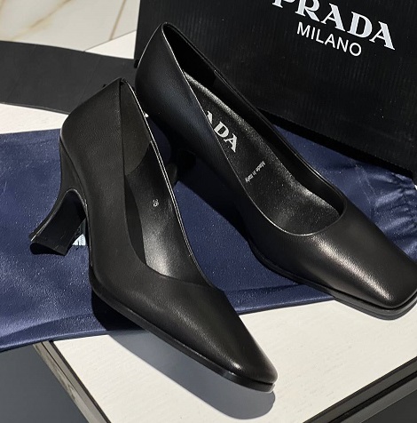 Кожаные туфли Prada черные