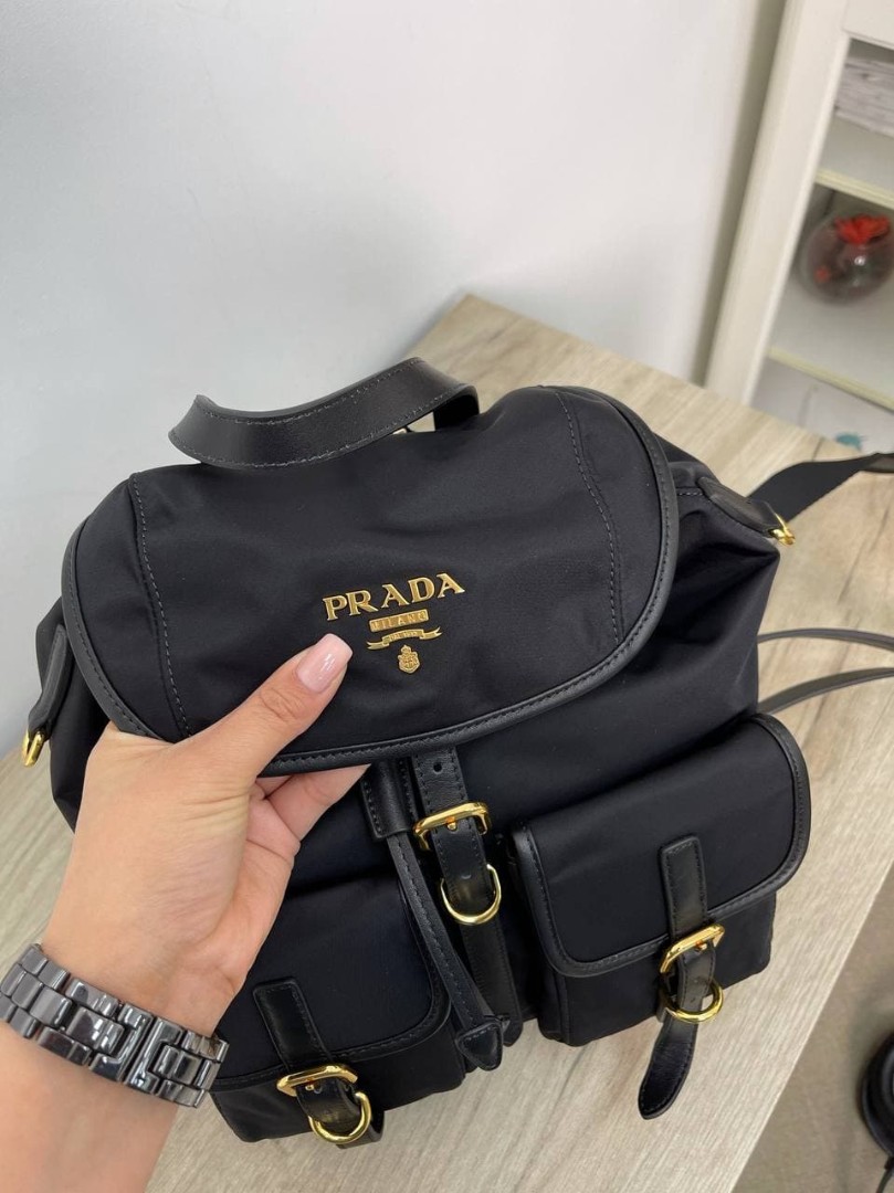 Женский черный рюкзак Prada