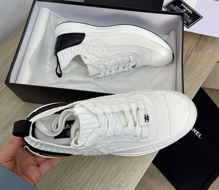 Белые женские кроссовки Chanel