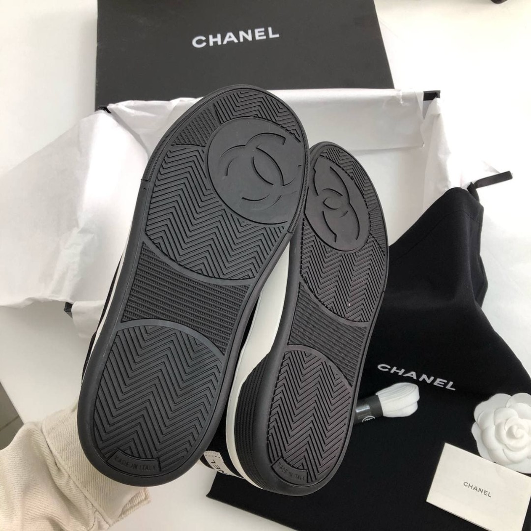 Белые c черным кеды Chanel