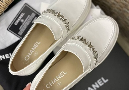 Женские кожаные белые лоферы Chanel