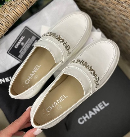 Женские кожаные белые лоферы Chanel