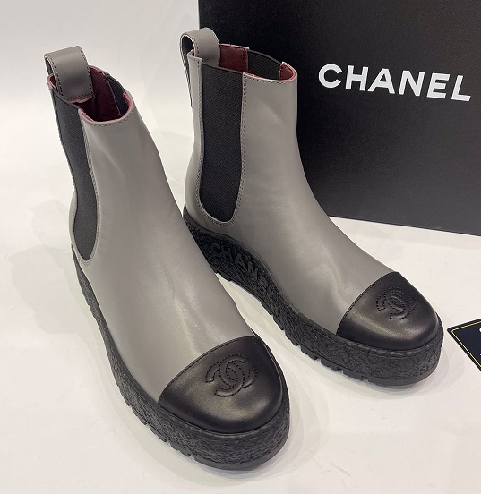 Серые кожаные ботинки Chanel