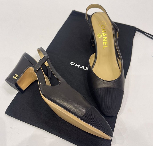 Кожаные черные босоножки Chanel Slingback