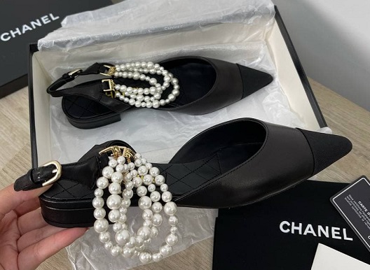 Черные кожаные босоножки Chanel