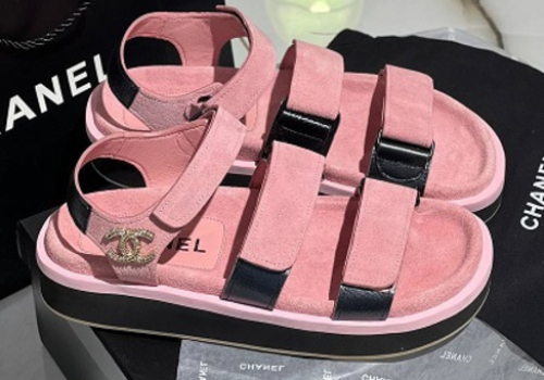 Замшевые розовые сандалии Chanel