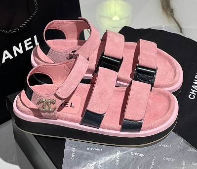 Замшевые розовые сандалии Chanel