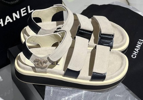 Замшевые белые сандалии Chanel