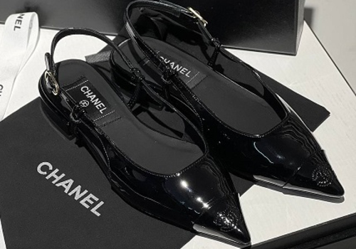 Черные лаковые босоножки Chanel