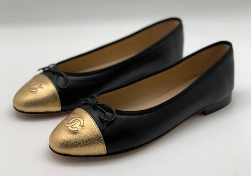 Кожаные балетки Chanel черные с золотом