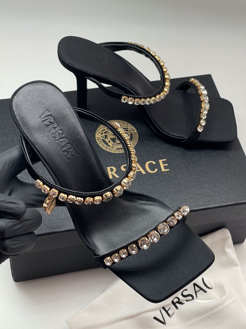 Женские кожаные босоножки Versace черные