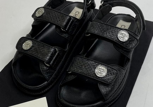 Женские кожаные сандалии Chanel черные