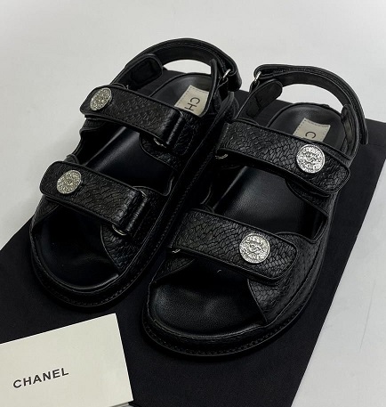 Женские кожаные сандалии Chanel черные
