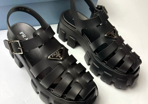 Резиновые черные сандалии Prada на толстой подошве