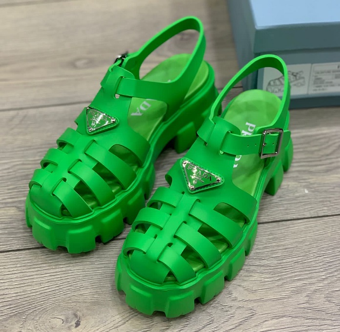 Резиновые зеленые сандалии Prada на толстой подошве