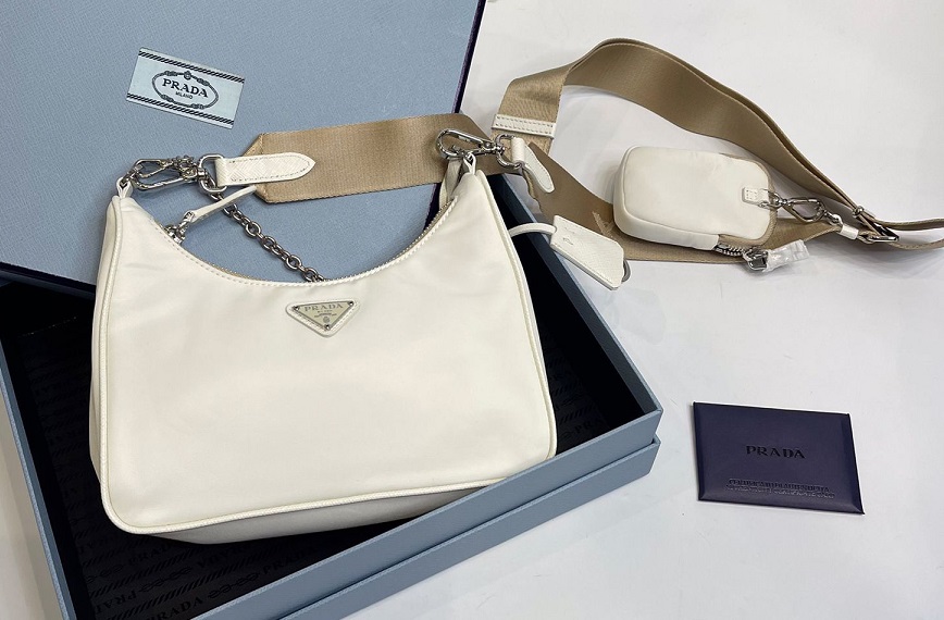 Женская сумка Prada Re-Edition 2000 белая