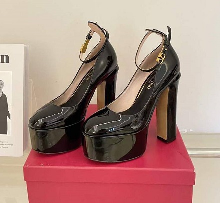 Женские лаковые туфли Valentino Garavani черные