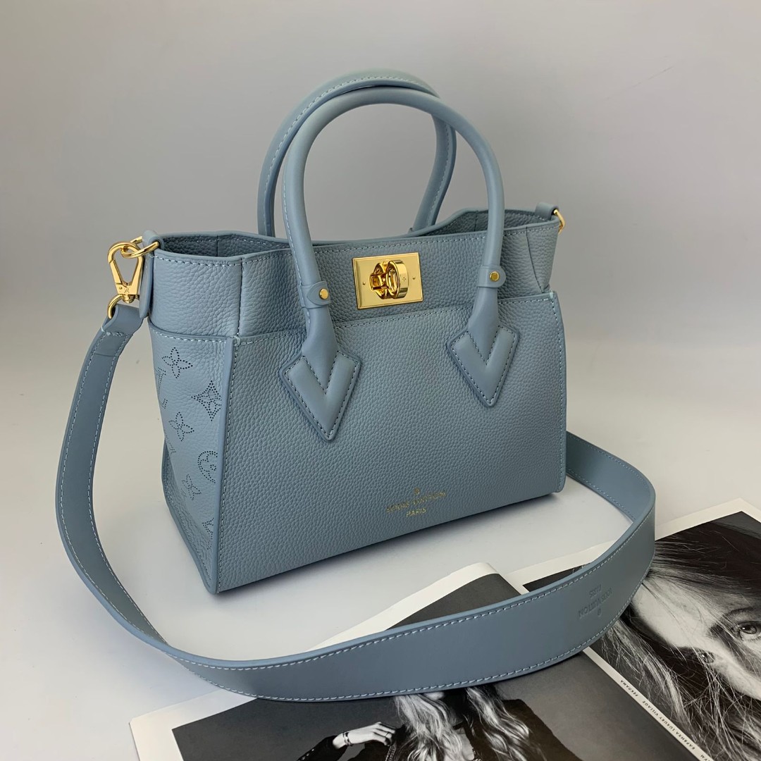 Кожаная сумка Louis Vuitton On My Side голубая