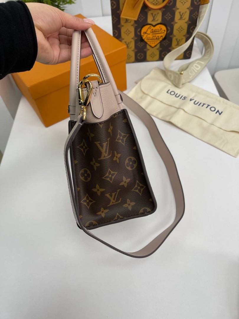 Кожаная сумка Louis Vuitton On My Side ММ