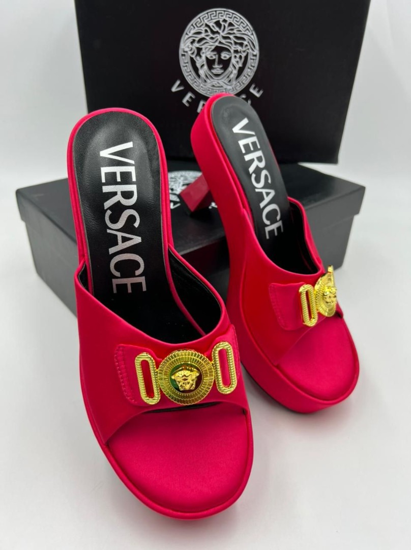 Босоножки Versace красные