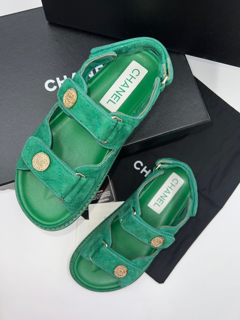 Женские замшевые сандалии Chanel зеленые