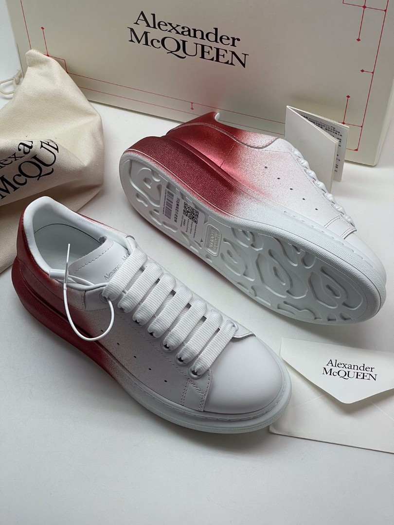 Женские кроссовки Alexander McQueen белые с красным