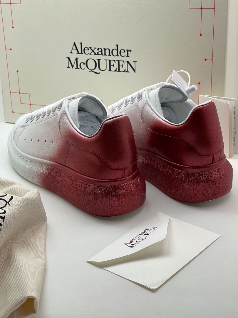 Женские кроссовки Alexander McQueen белые с красным