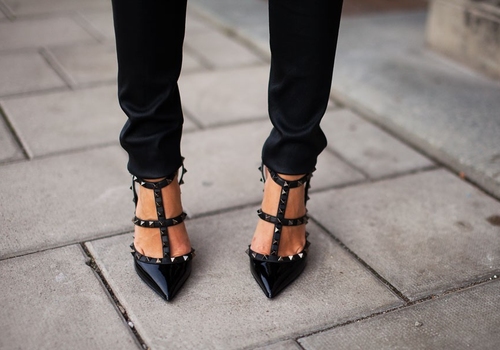 Женские кожаные лакированные туфли Valentino Garavani Rockstud
