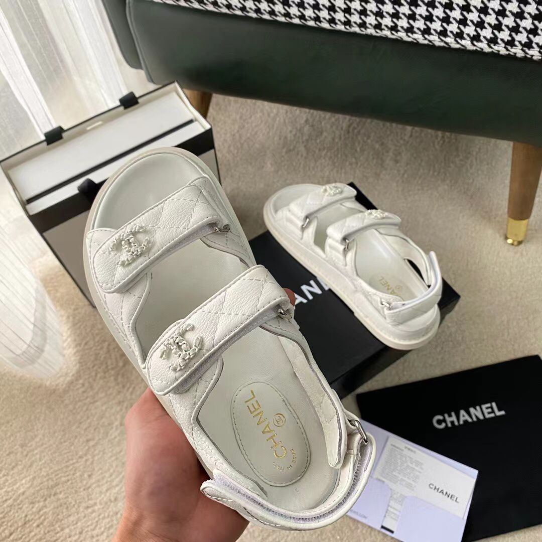 Женские кожаные сандалии Chanel белые