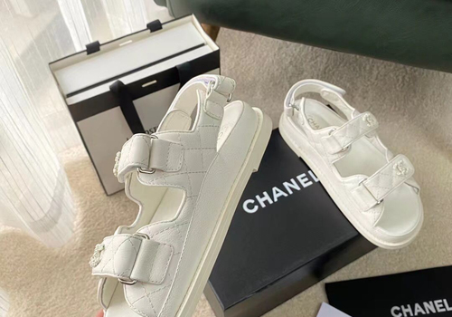 Женские кожаные сандалии Chanel белые