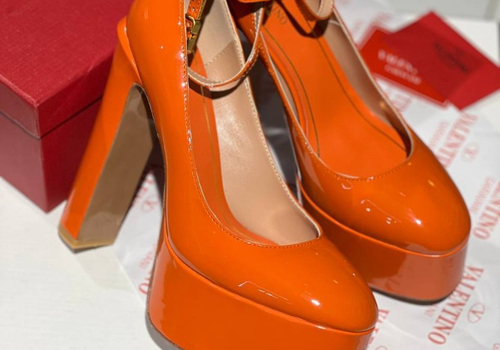 Женские туфли Valentino Garavani оранжевые лаковые