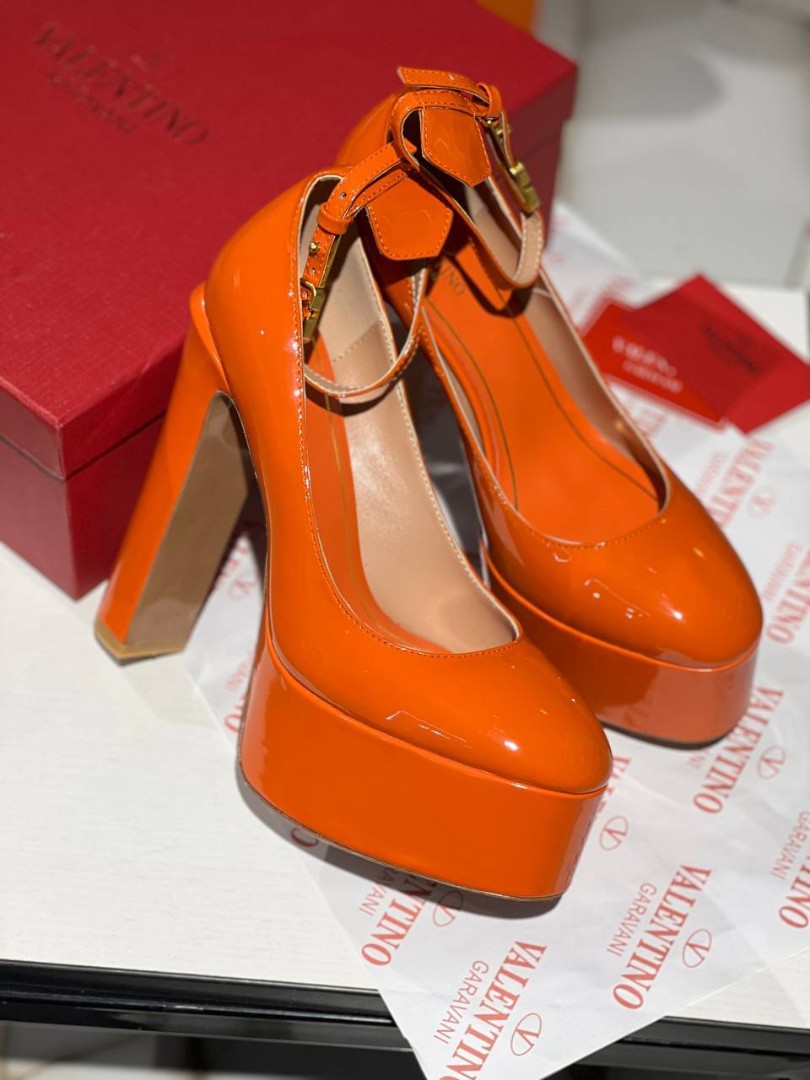 Женские туфли Valentino Garavani оранжевые лаковые