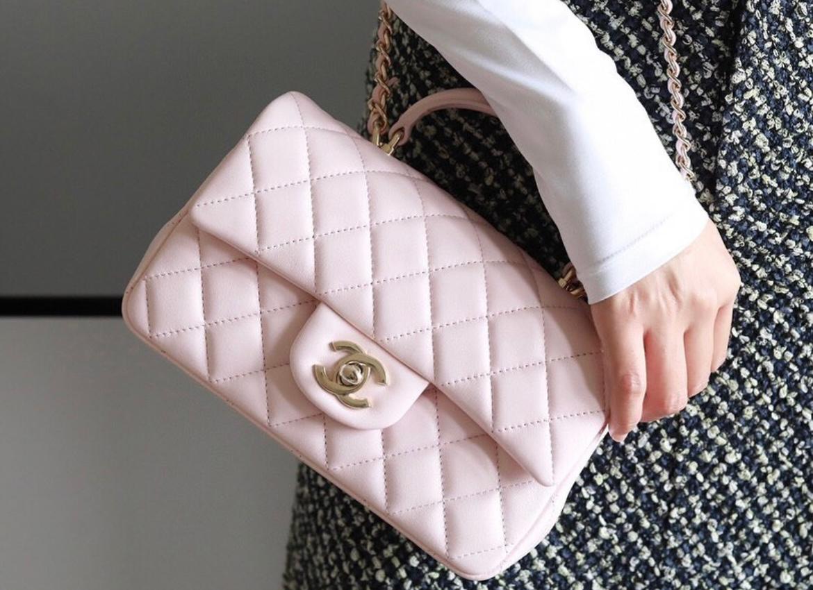 Розовая кожаная сумка Chanel Handle