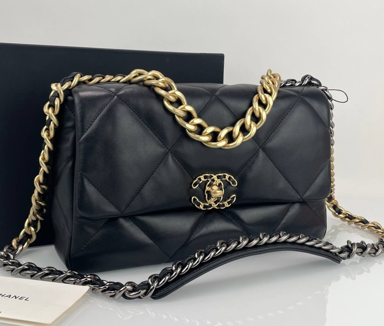 Кожаная сумка Chanel 19 черная 30 cm