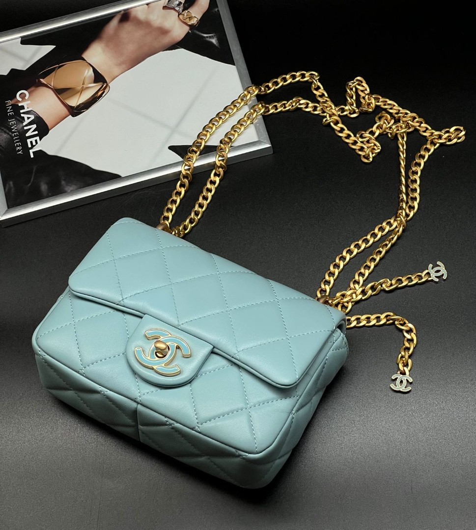 Кожаная голубая сумка Chanel 2.55 Mini