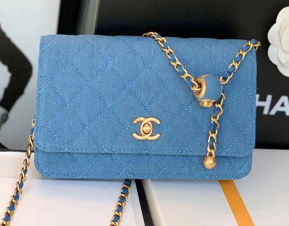 Голубая сумочка Chanel Woc