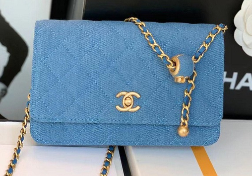 Голубая сумочка Chanel Woc