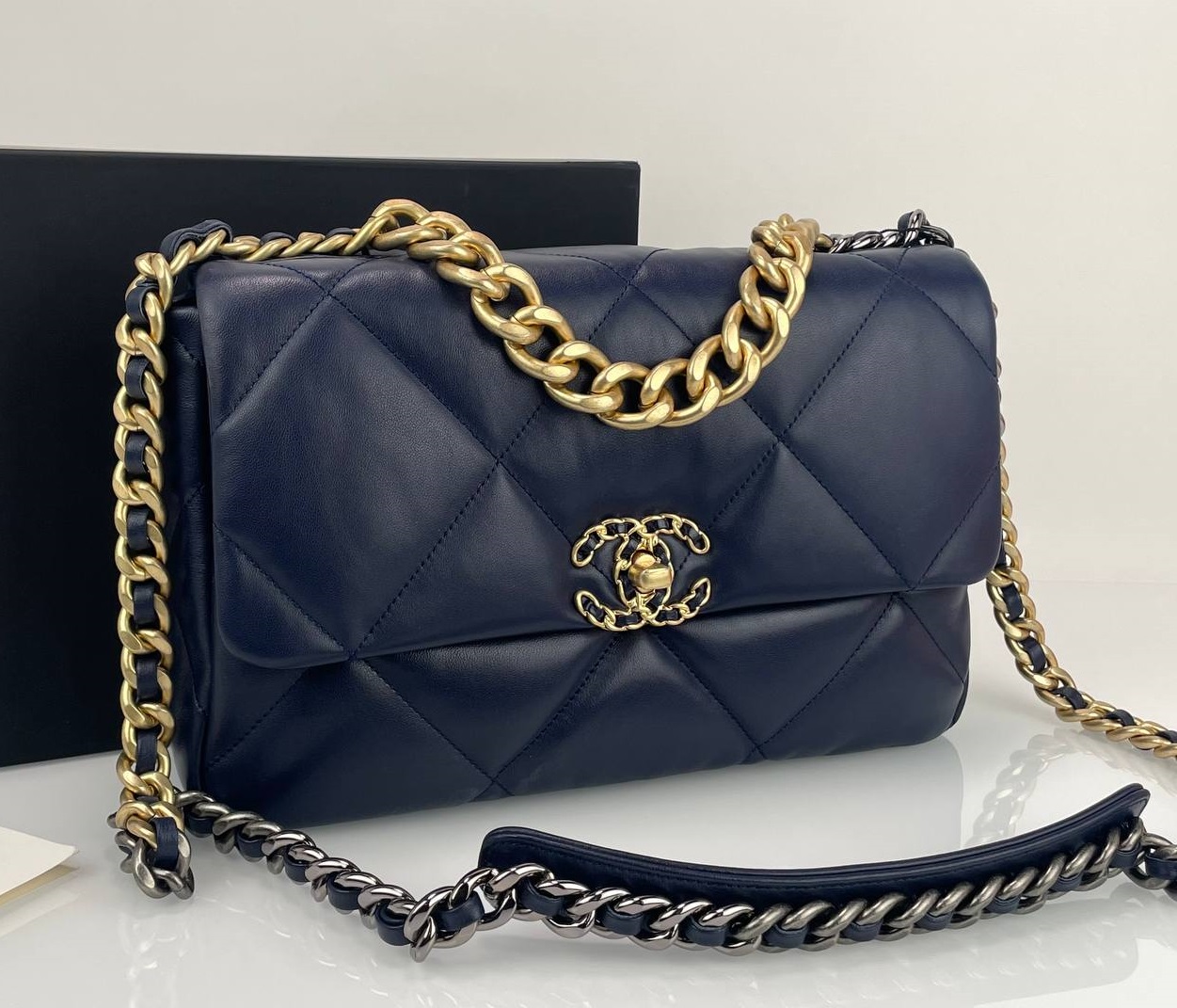 Кожаная сумка Chanel 19 синяя 30 cm