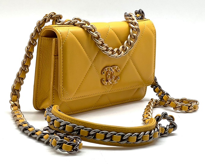 Кожаная сумка Chanel 19 желтая